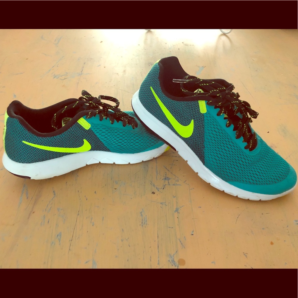 ❌❌SOLD❌❌Women’s Nike’s! Size 6.5! Worn TWICE!